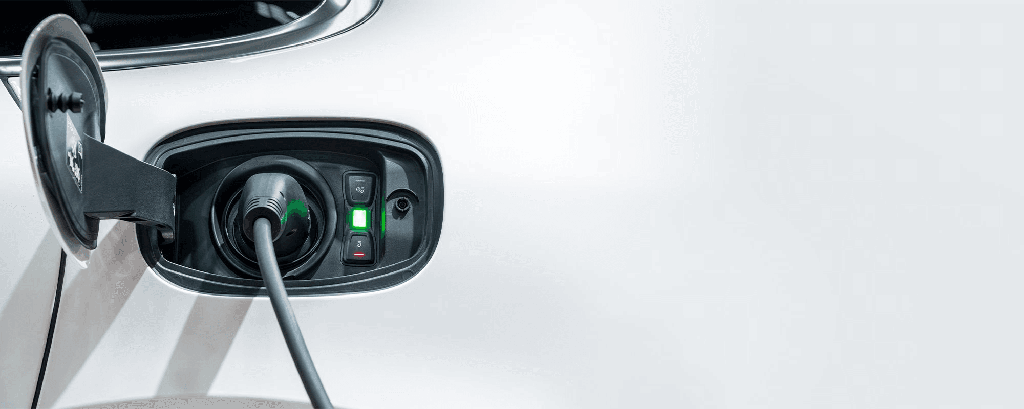 Elbil som laddas via laddkabel