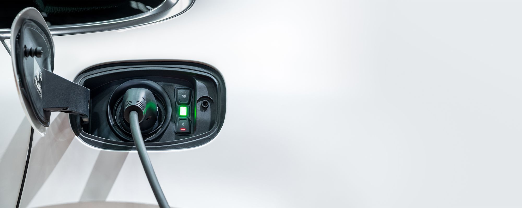 Elbil som laddas via laddkabel