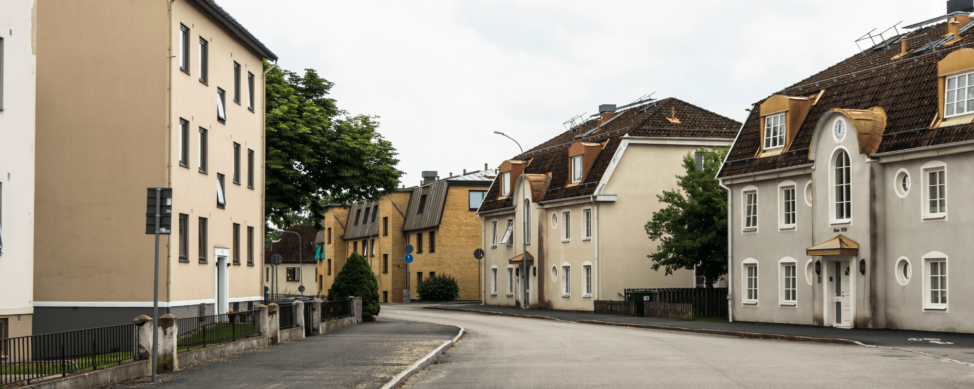 Hus längs med en gata i Borås.