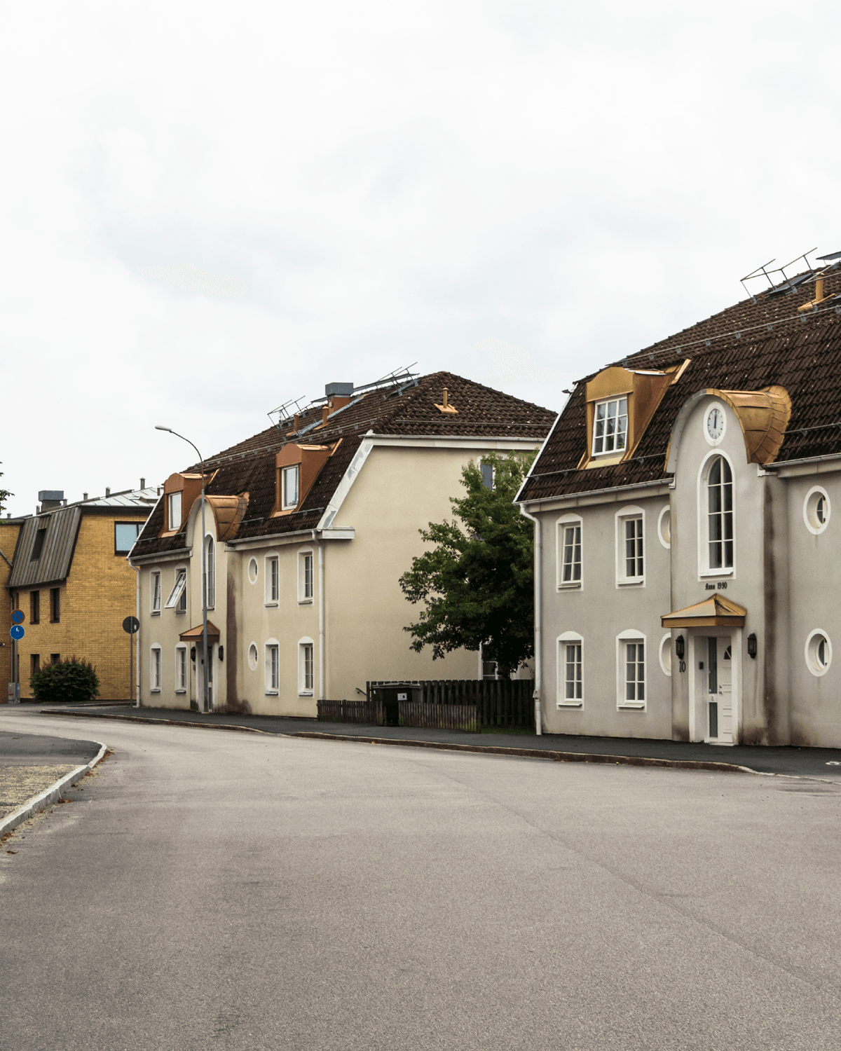 Hus längs med en gata i Borås.